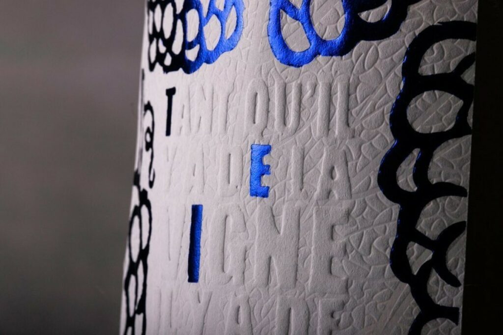 Etiquette d’exception pour bouteille vin de loire – Gaufrage en relief – débossage en creux et marquage à chaud bleu 302 – Papier texturé tintoretto 95g