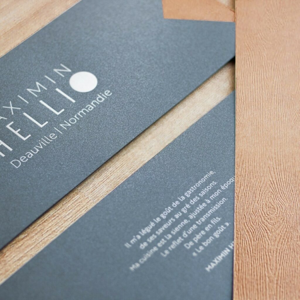 Menu et pochette porte menu restaurant gastronomique – Découpe à la forme et marquage à chaud blanc brillant – Sirio Pearl Shiny blue – Papier texture bois Savana wood tindalo