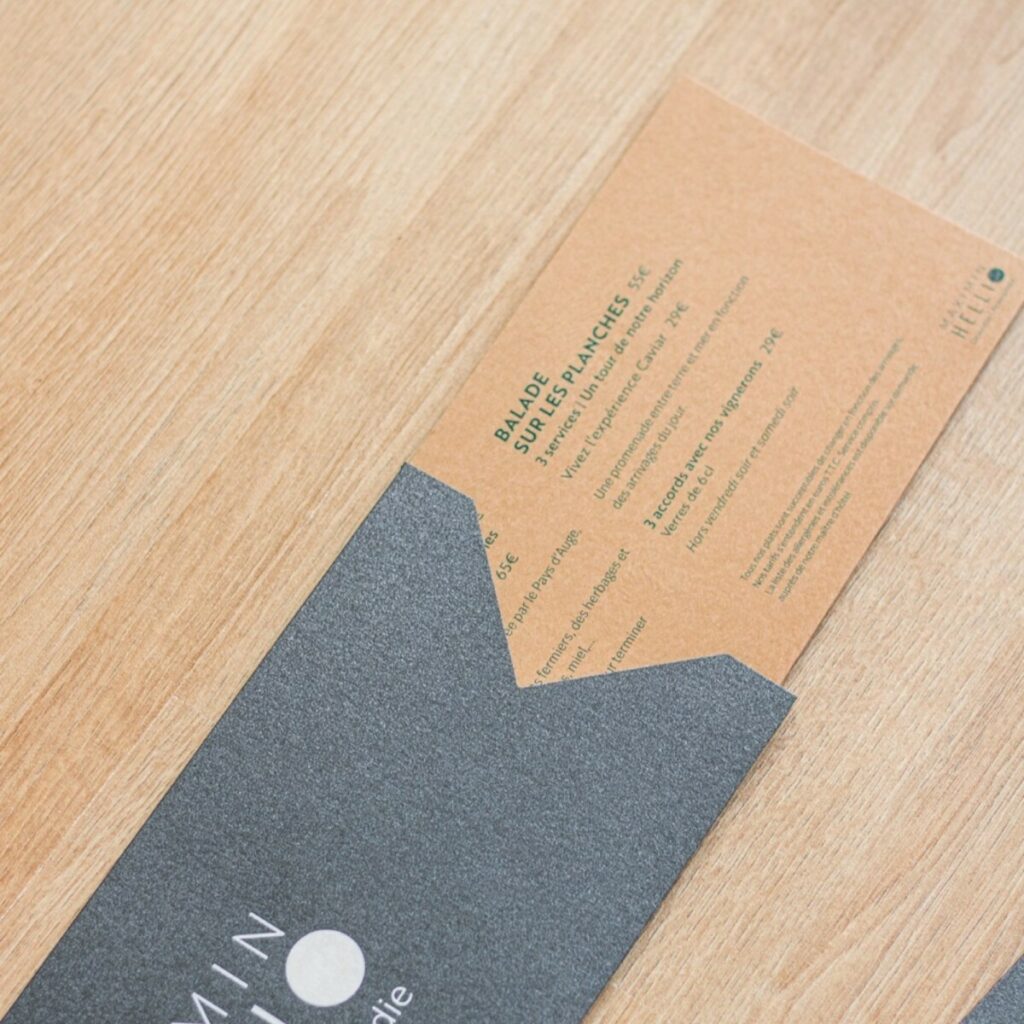 Menu et pochette porte menu restaurant gastronomique – Découpe à la forme et marquage à chaud blanc brillant – Sirio Pearl Shiny blue – Papier texture bois Savana wood tindalo