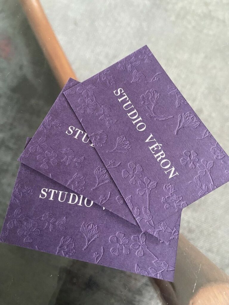 Carte de visite creative designer marquage à chaud argent mat et débossage pur en creux – Colorplan Amethyst 350gr