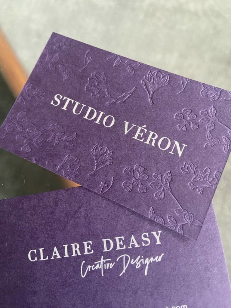 Carte de visite creative designer marquage à chaud argent mat et débossage pur en creux – Colorplan Amethyst 350gr