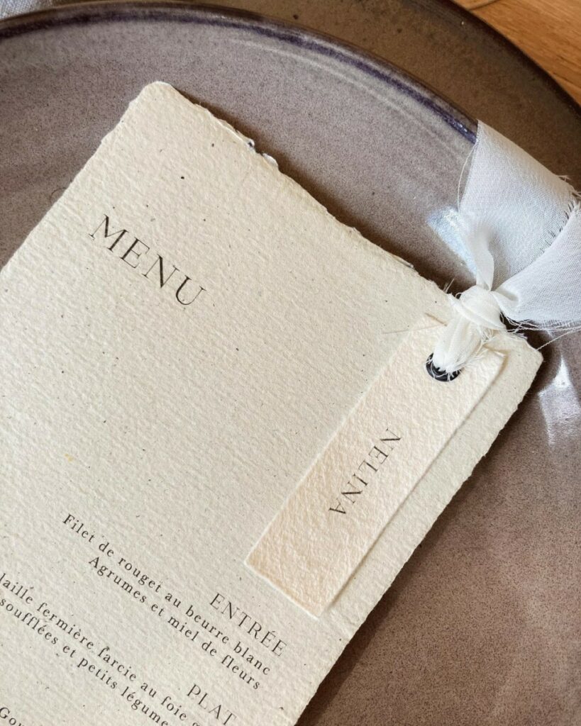 Menu de mariage sur papier artisanal fait main avec bords frangés et son marque place  noué par ruban de soie