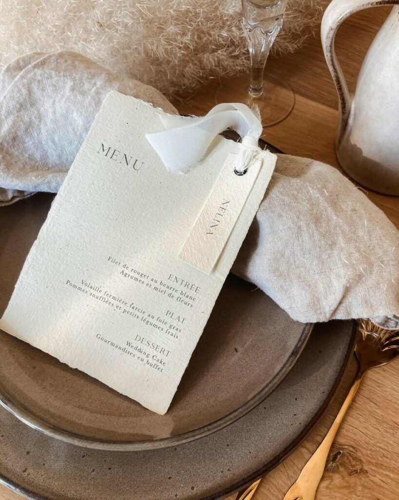Menu de mariage sur papier artisanal fait main avec bords frangés et son marque place  noué par ruban de soie
