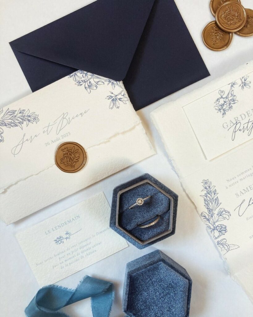 Faire part de mariage pochette papier coton bords frangés – impression bleu florale – Arches expression texture blanc 400g – cachet de cire bronze