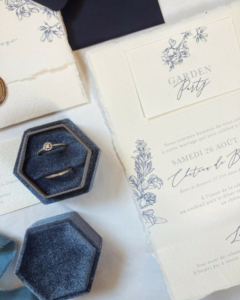 Faire part de mariage pochette papier coton bords frangés – impression bleu florale – Arches expression texture blanc 400g – cachet de cire bronze