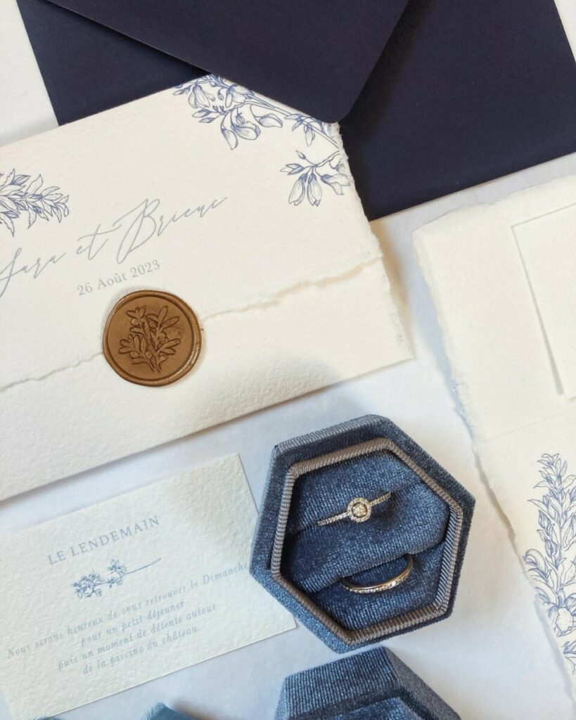 Faire part de mariage pochette papier coton bords frangés – impression bleu florale – Arches expression texture blanc 400g – cachet de cire bronze