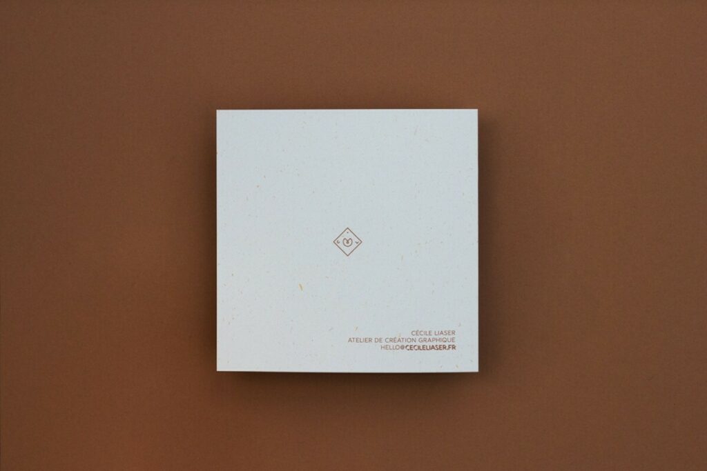 Carte de voeux dépliant avec découpe laser – Impression pantone Cuivre 876 – Papier 100% recyclé poussière de soleil 300g