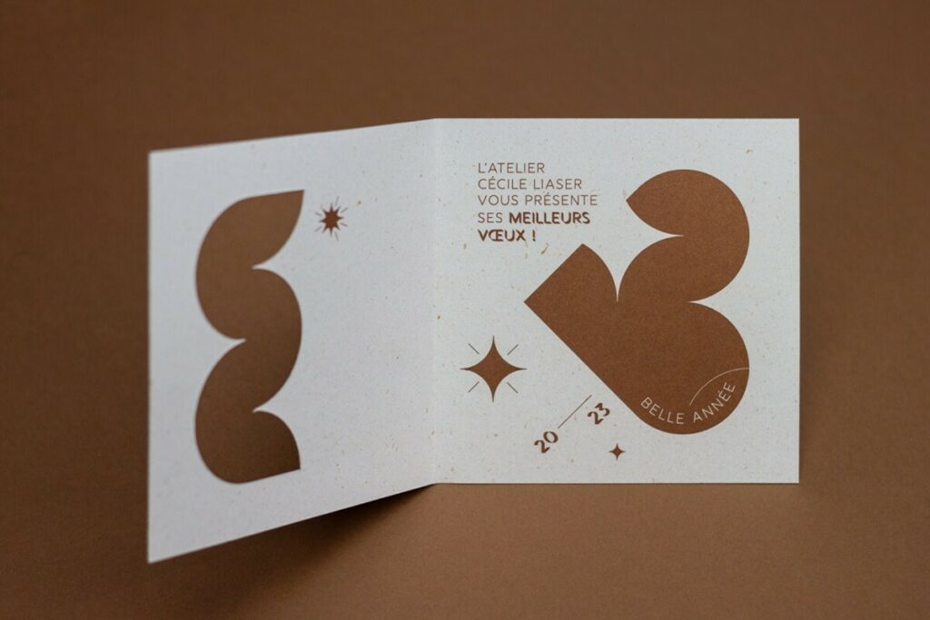 Carte de voeux dépliant avec découpe laser – Impression pantone Cuivre 876 – Papier 100% recyclé poussière de soleil 300g