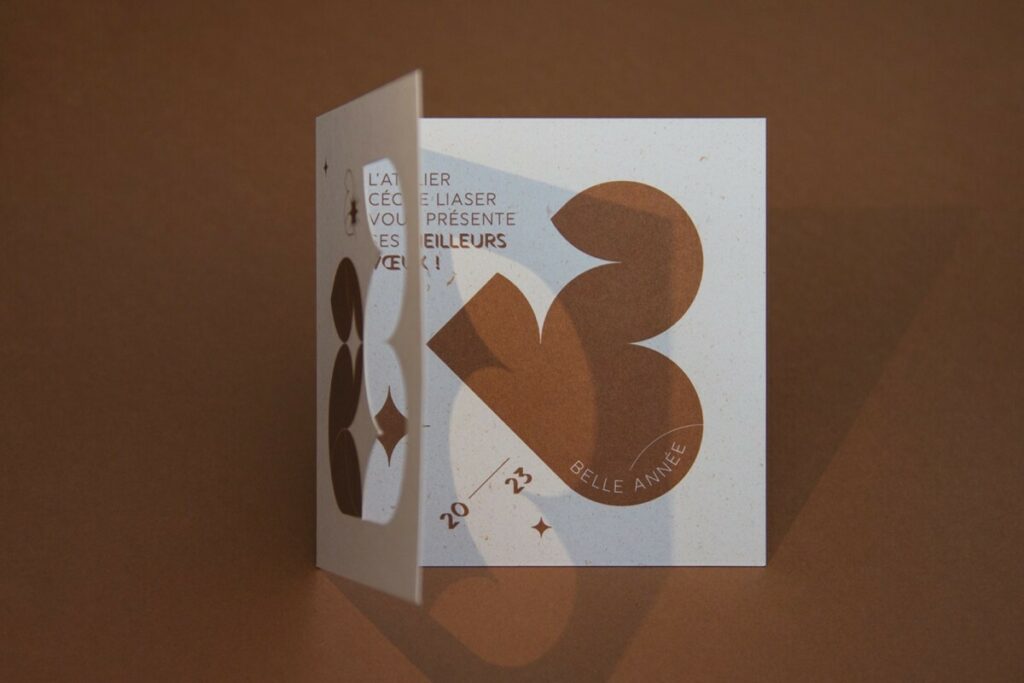 Carte de voeux dépliant avec découpe laser – Impression pantone Cuivre 876 – Papier 100% recyclé poussière de soleil 300g