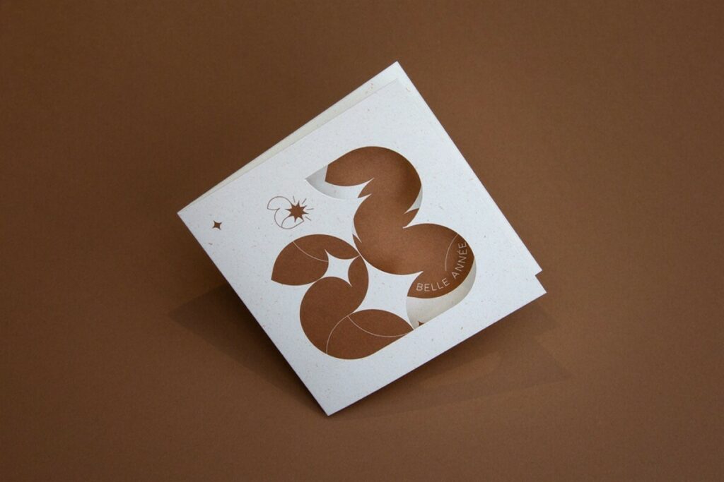 Carte de voeux dépliant avec découpe laser – Impression pantone Cuivre 876 – Papier 100% recyclé poussière de soleil 300g