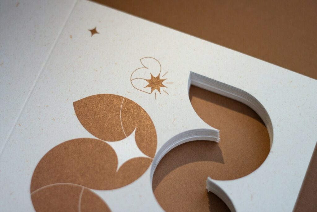 Carte de voeux dépliant avec découpe laser – Impression pantone Cuivre 876 – Papier 100% recyclé poussière de soleil 300g