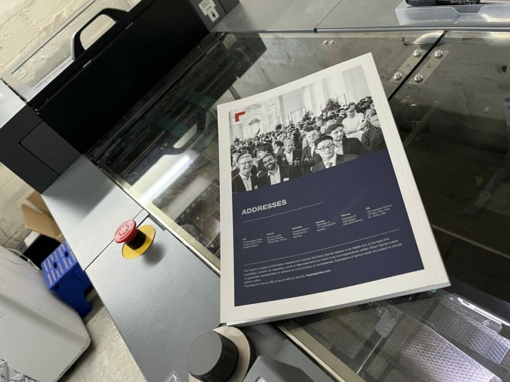 Brochure magazine pour rapport d’activité –  Reliure Dos carré collé PUR – Impression Quadri + Pantone Argent 877 – Couché Satin