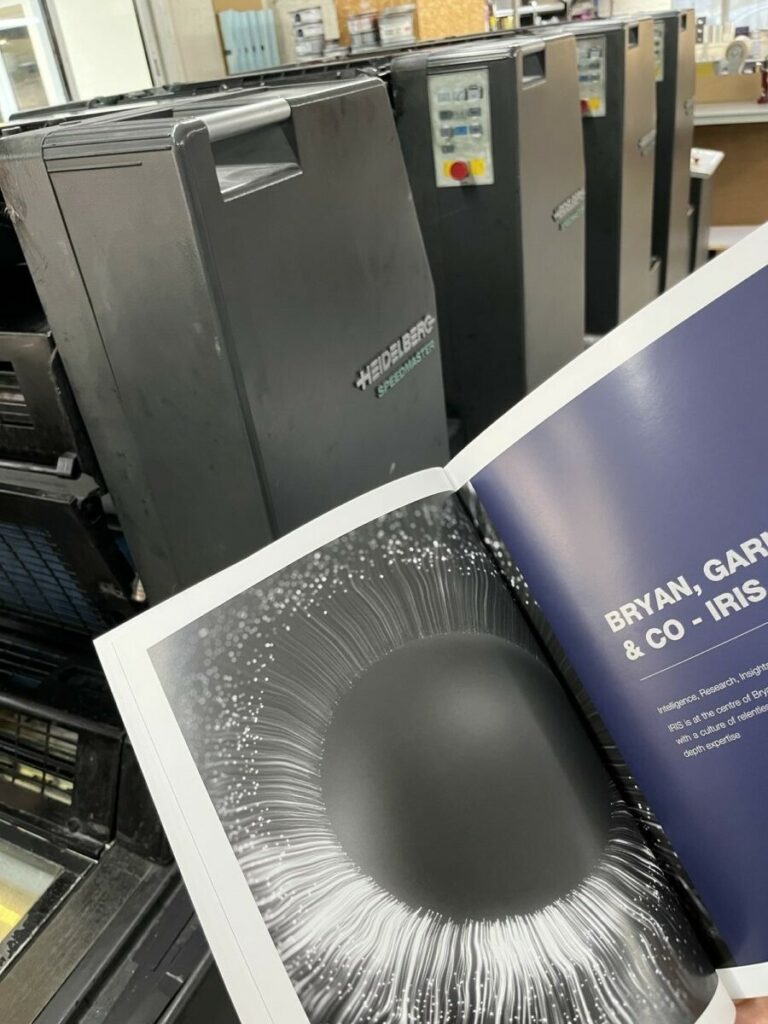 Brochure magazine pour rapport d’activité –  Reliure Dos carré collé PUR – Impression Quadri + Pantone Argent 877 – Couché Satin