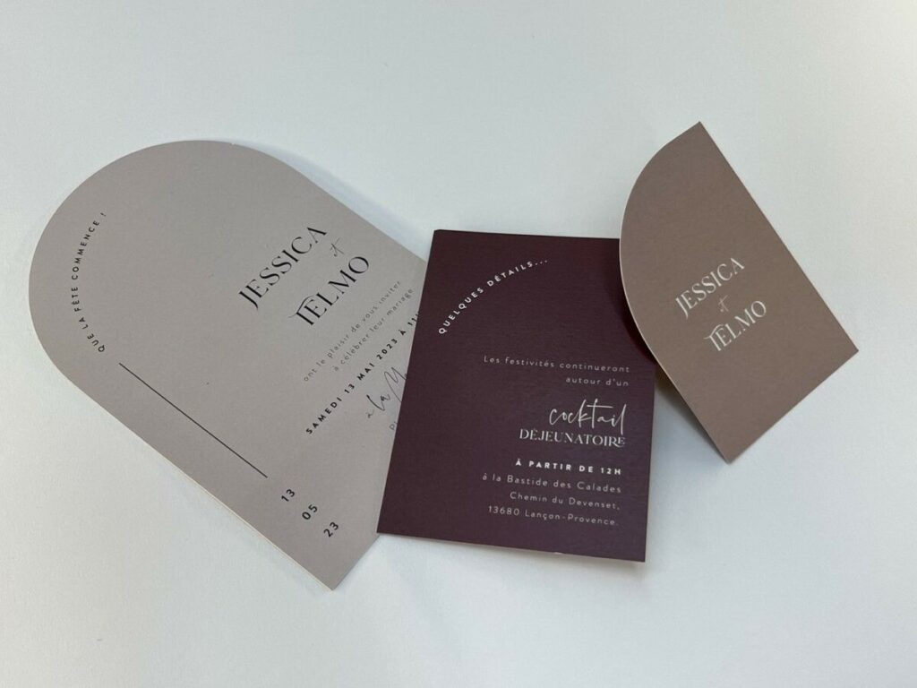 Faire-part de mariage avec découpe sur mesure forme arche – Impression nude et bordeaux sur Olin Regular 300g