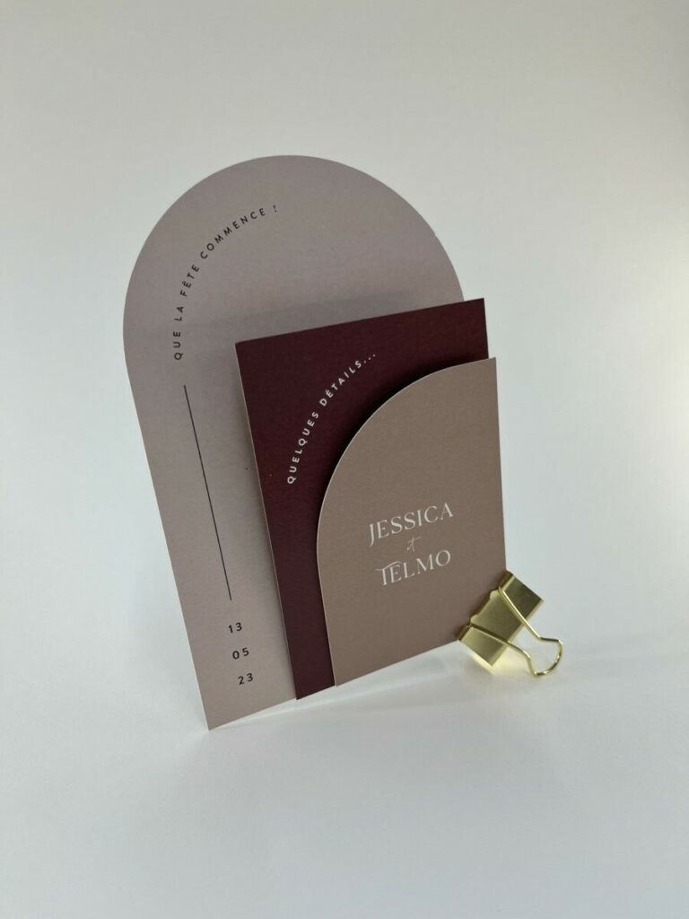 Faire-part de mariage avec découpe sur mesure forme arche – Impression nude et bordeaux sur Olin Regular 300g