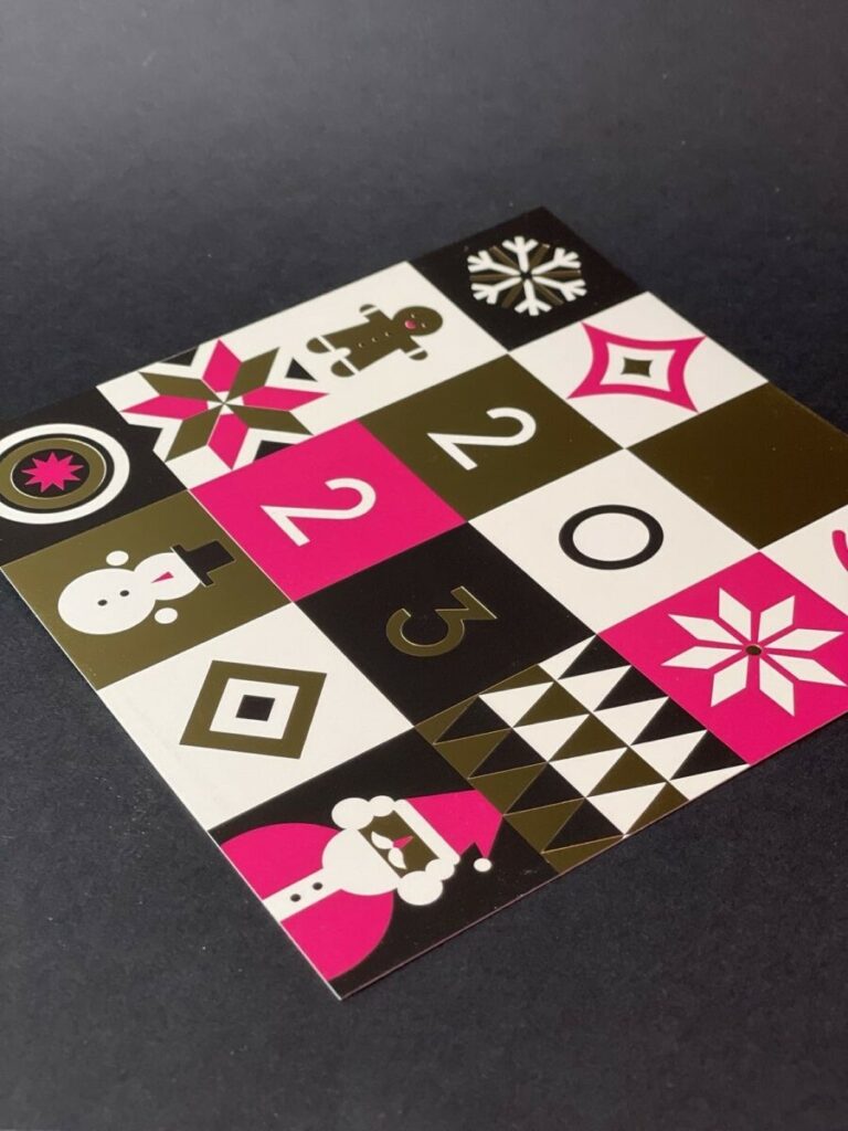 Cartes de voeux carrée pour agence de communication – Impression numérique Magenta et Noir – Dorure à chaud traditionelle Or Brillante – Olin Regular