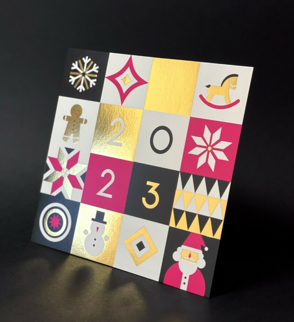 Cartes de voeux carrée pour agence de communication – Impression numérique Magenta et Noir – Dorure à chaud traditionelle Or Brillante – Olin Regular