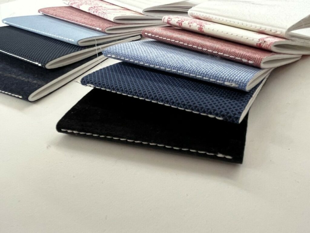 Carnets de notes A5 et A6 en reliure Singer à cheval fil blanc avec couverture en tissu véritable