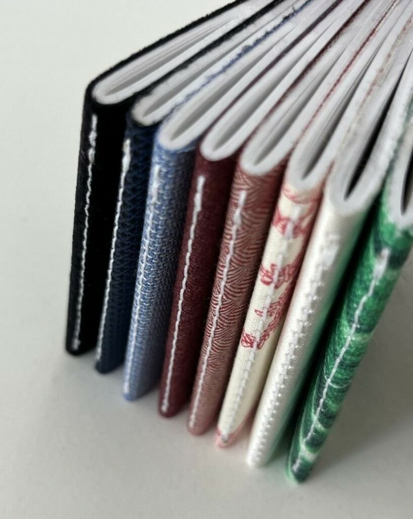 Carnets de notes A5 et A6 en reliure Singer à cheval fil blanc avec couverture en tissu véritable