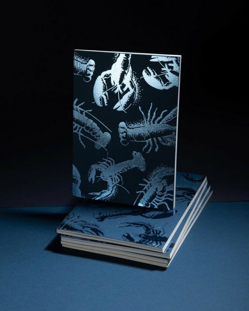 Carnets de notes 100% Upcyclés motif Homard en marquage à chaud bleu – Reliure dos carré collé – Sirio color dark blue 290g
