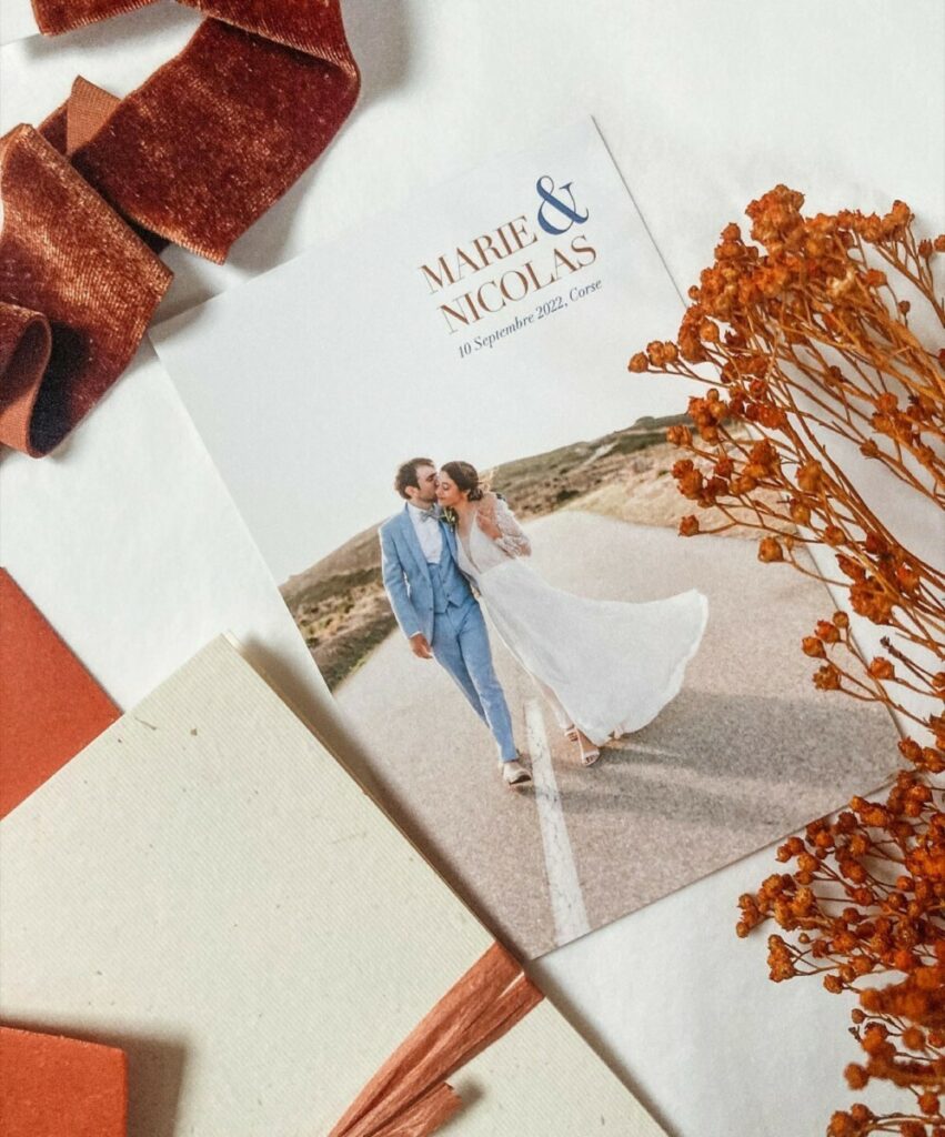 Remerciements de mariage corse – Papier recyclé Bio Cycle Wheat 300g – Enveloppe patte pointue Terracotta 130g – Rafia naturel terracotta