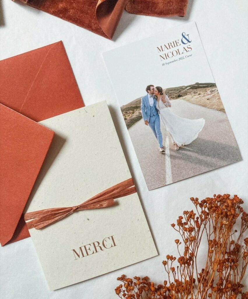 Remerciements de mariage corse – Papier recyclé Bio Cycle Wheat 300g – Enveloppe patte pointue Terracotta 130g – Rafia naturel terracotta