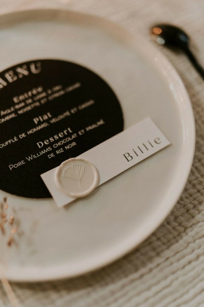 Menu de mariage rond avec marque place et cachet de cire blanc – impression numérique blanche – découpe numérique – Papier noir Sirio color black