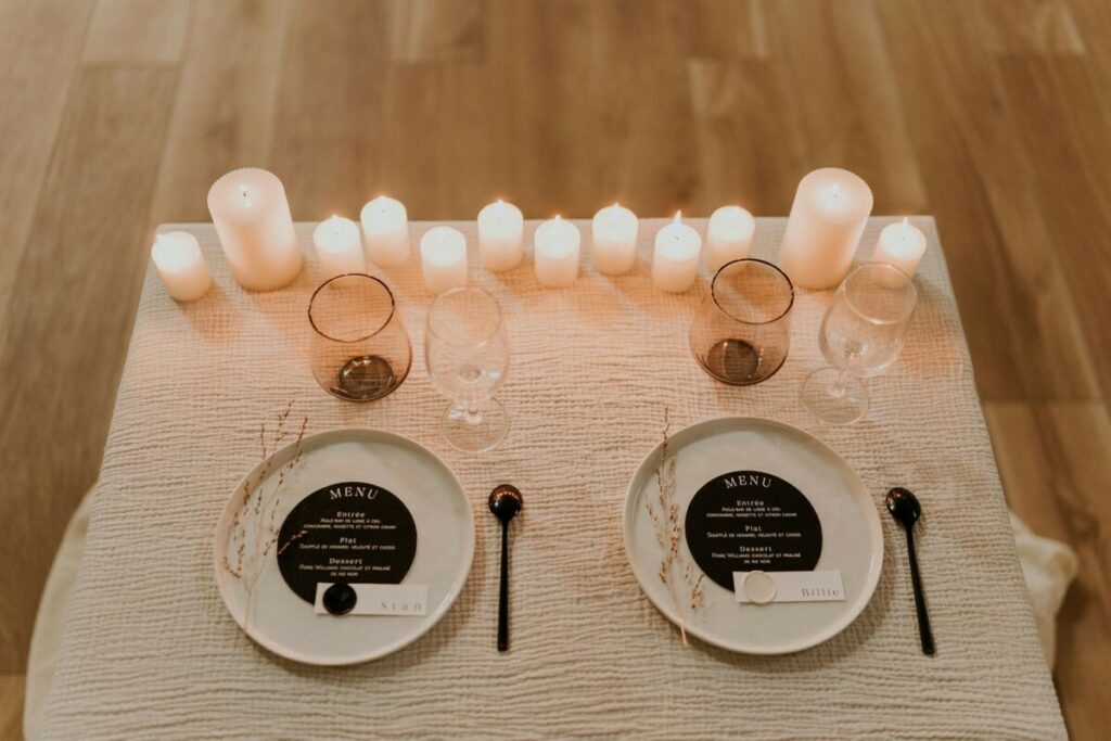 Menu de mariage rond avec marque place et cachet de cire blanc – impression numérique blanche – découpe numérique – Papier noir Sirio color black
