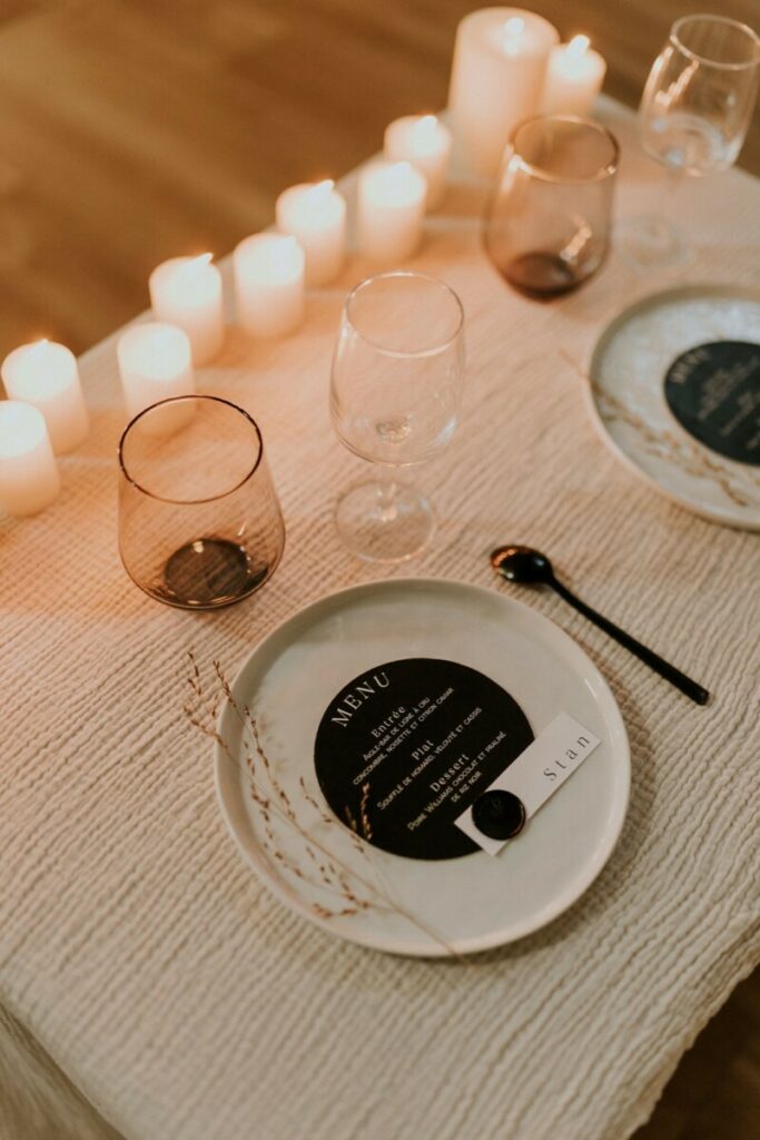 Menu de mariage rond avec marque place et cachet de cire blanc – impression numérique blanche – découpe numérique – Papier noir Sirio color black