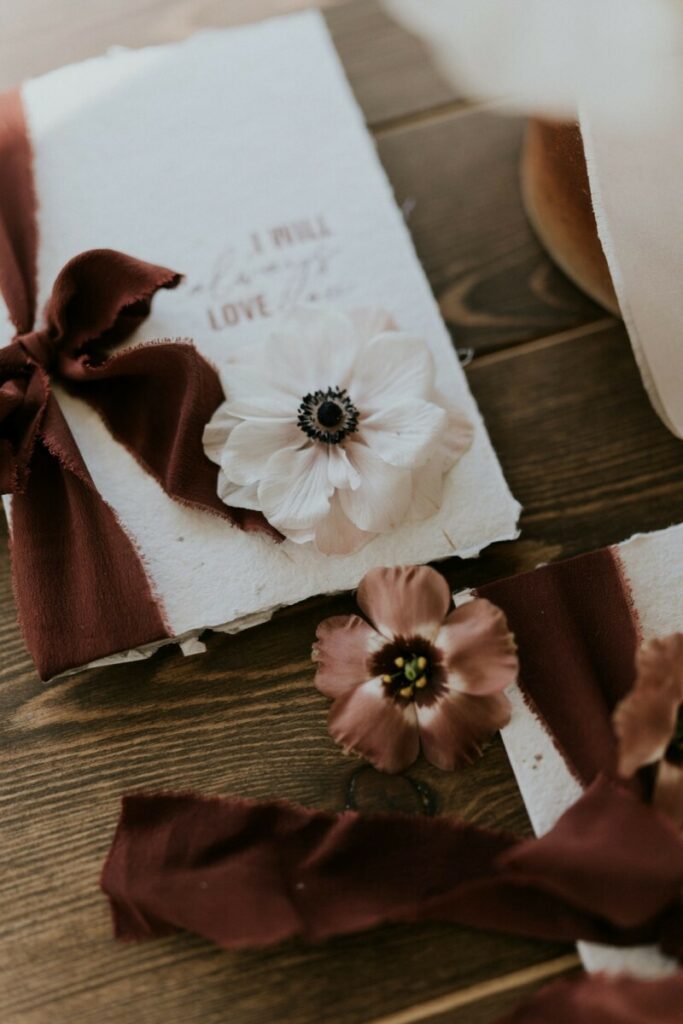 Livret de voeux mariage – Papier avec inclusions de paille 100% naturelle – Bords frangés naturels