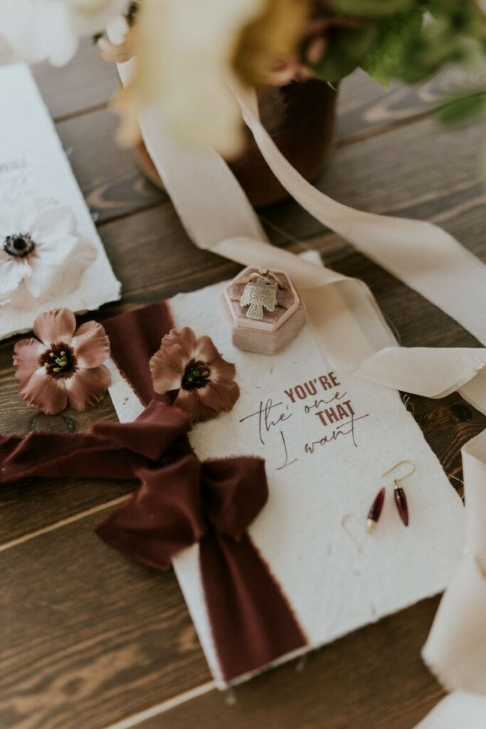 Livret de voeux mariage – Papier avec inclusions de paille 100% naturelle – Bords frangés naturels