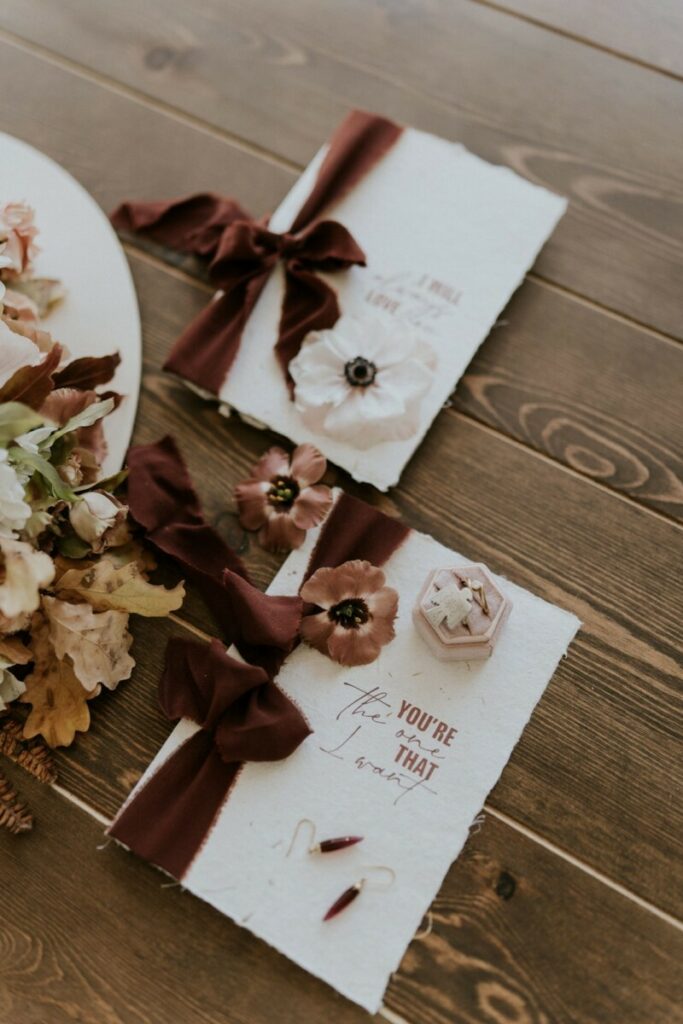 Livret de voeux mariage – Papier avec inclusions de paille 100% naturelle – Bords frangés naturels