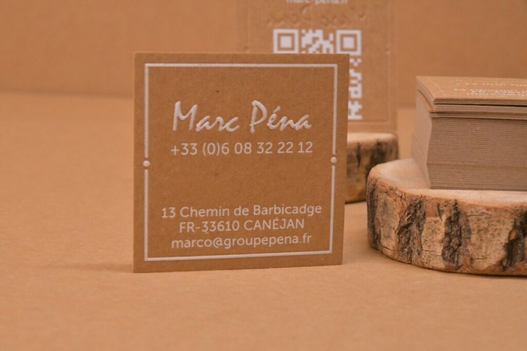 Cartes de visites carrées pour société de recyclage – Marquage à chaud galbé blanc – Papier kraft 100 recyclé 350gr