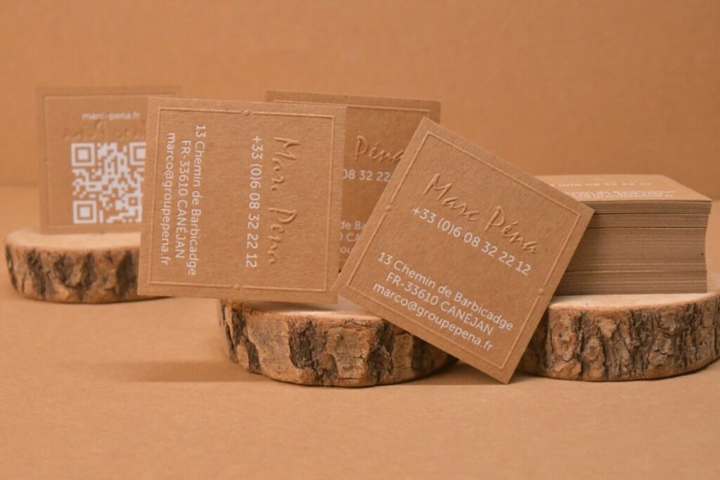Cartes de visites carrées pour société de recyclage – QR Code en Marquage à chaud blanc et gaufrage sans impression – Papier kraft 100 recyclé 350gr