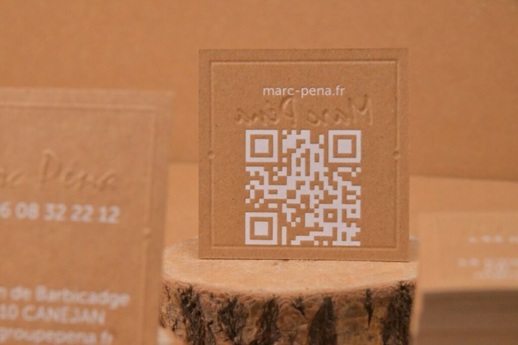 Cartes de visites carrées pour société de recyclage – QR Code en Marquage à chaud blanc et gaufrage sans impression – Papier kraft 100 recyclé 350gr