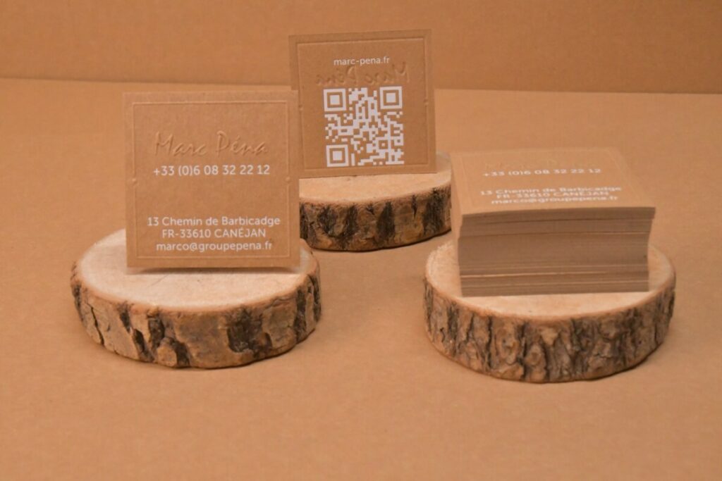 Cartes de visites carrées pour société de recyclage – QR Code en Marquage à chaud blanc et gaufrage sans impression – Papier kraft 100 recyclé 350gr