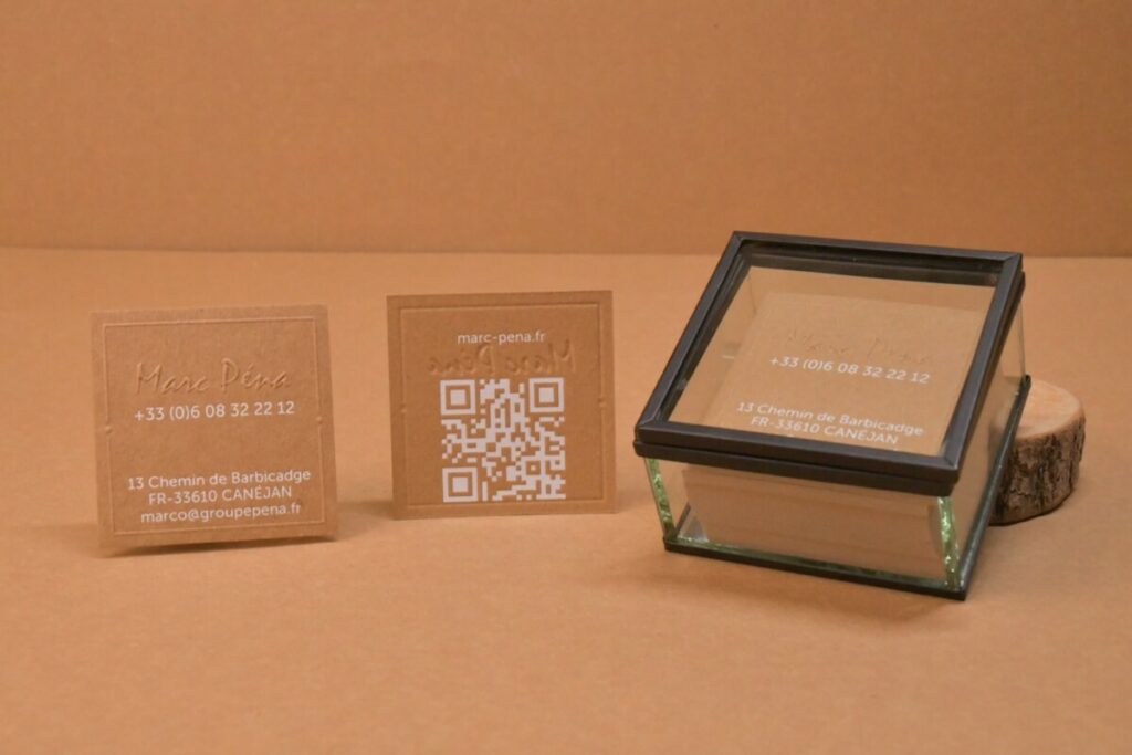 Cartes de visites carrées pour société de recyclage – QR Code en Marquage à chaud blanc et gaufrage sans impression – Papier kraft 100 recyclé 350gr
