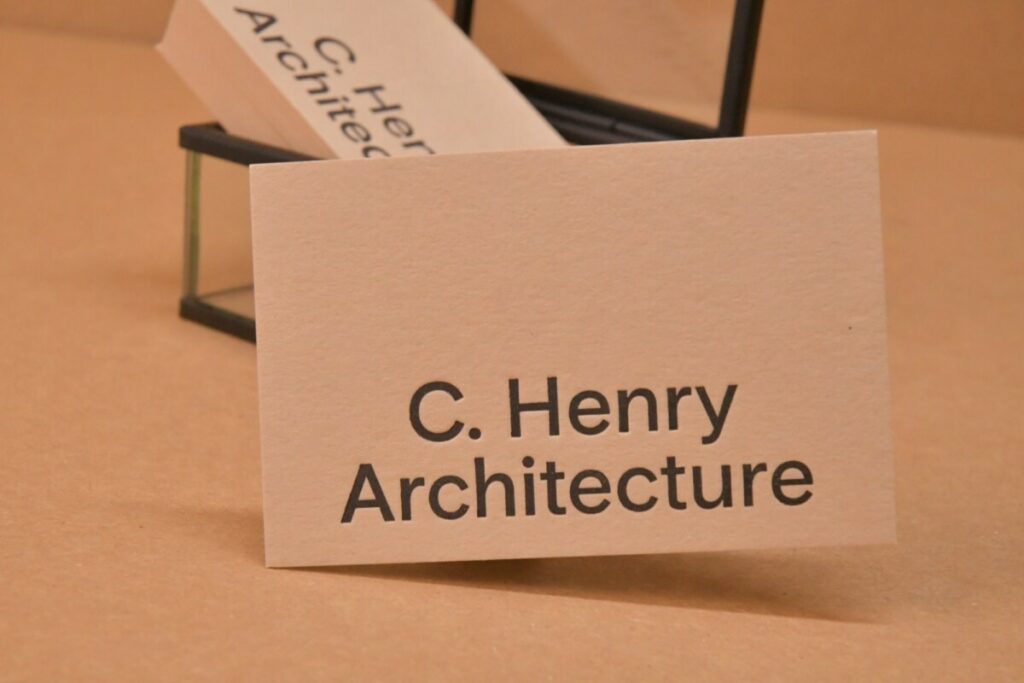 Cartes de visites pour architecte – Impression Letterpress noir avec débossage et Offset noir au verso – Colorplan Stone 350g/m2