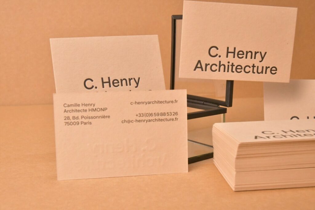 Cartes de visites pour architecte – Impression Letterpress noir avec débossage et Offset noir au verso – Colorplan Stone 350g/m2