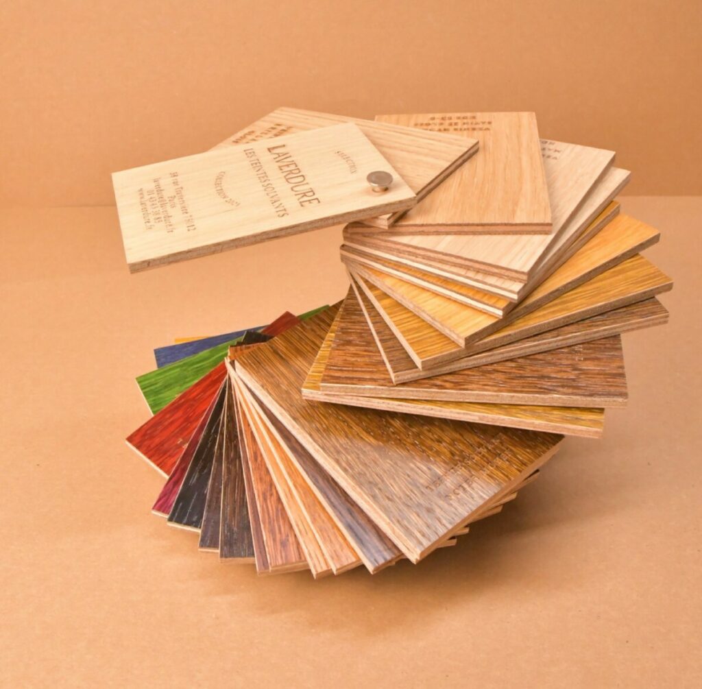 Nuancier en bois pour teintes de vernis avec gravure laser et reliure par vis chromée
