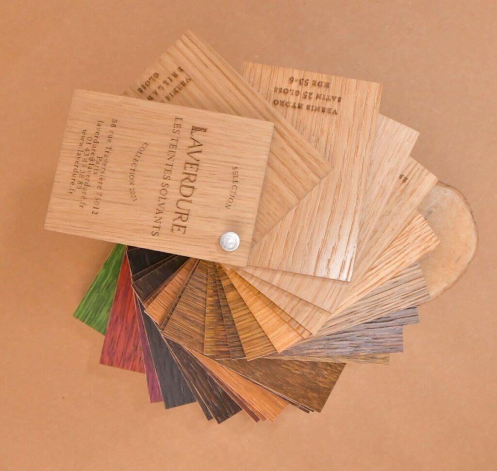 Nuancier en bois pour teintes de vernis avec gravure laser et reliure par vis chromée