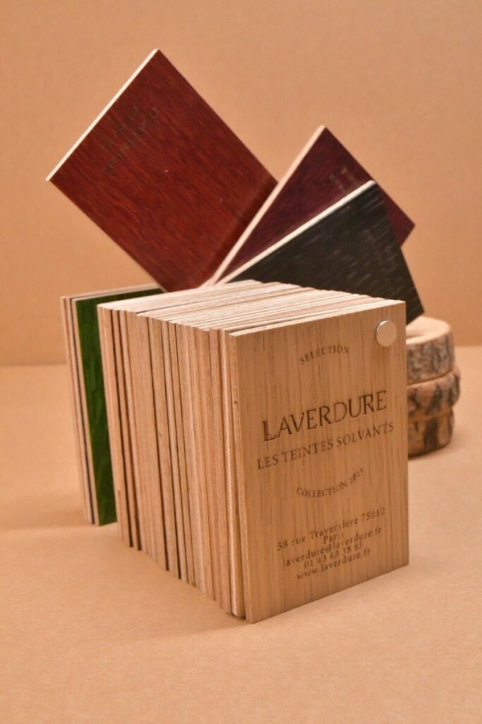 Nuancier en bois pour teintes de vernis avec gravure laser et reliure par vis chromée