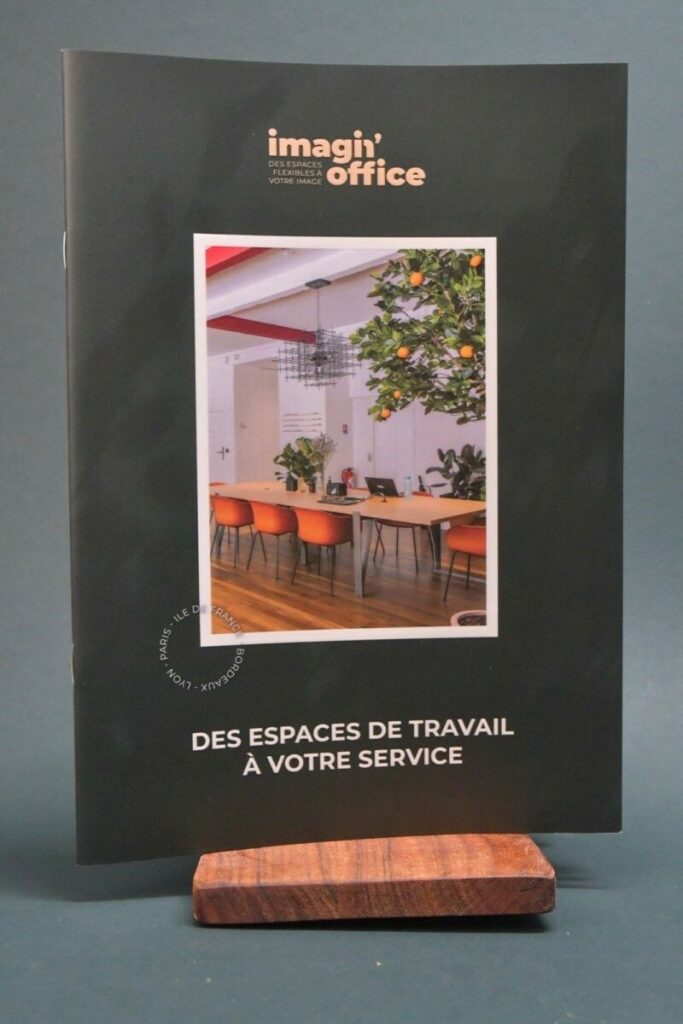 Brochures de présentation pour aménagement de bureaux – Pelliculage mat et vernis 3D – Reliure avec 2 agrafes metal