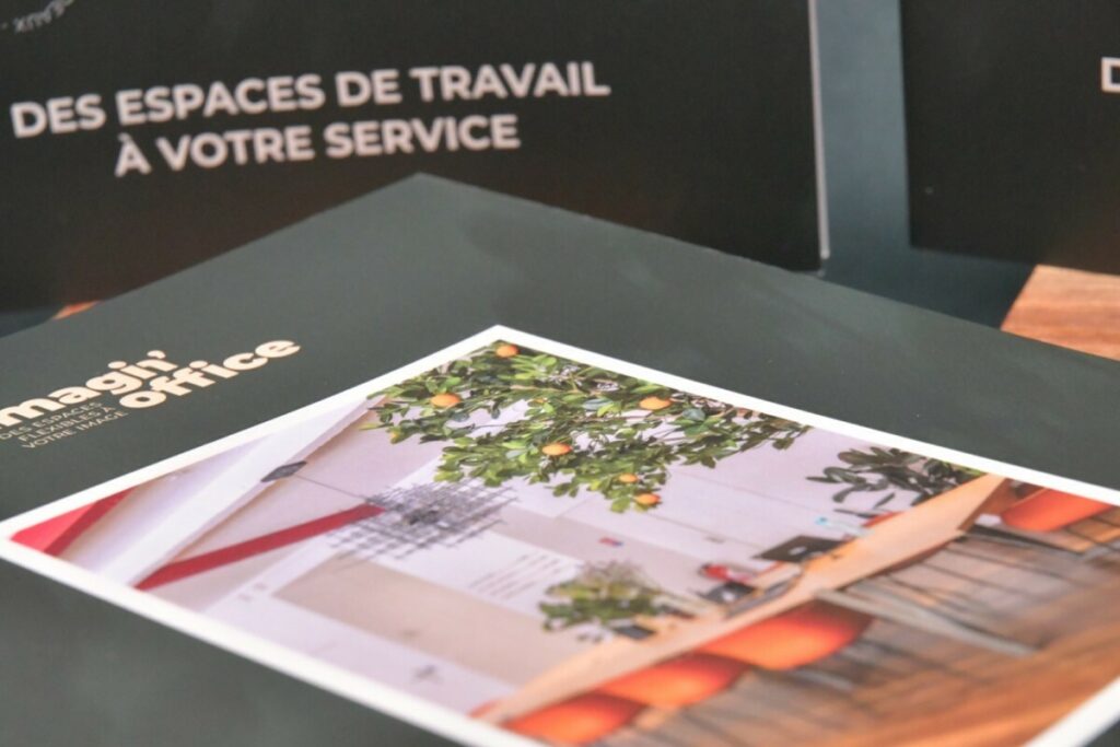 Brochures de présentation pour aménagement de bureaux – Pelliculage mat et vernis 3D – Reliure avec 2 agrafes metal