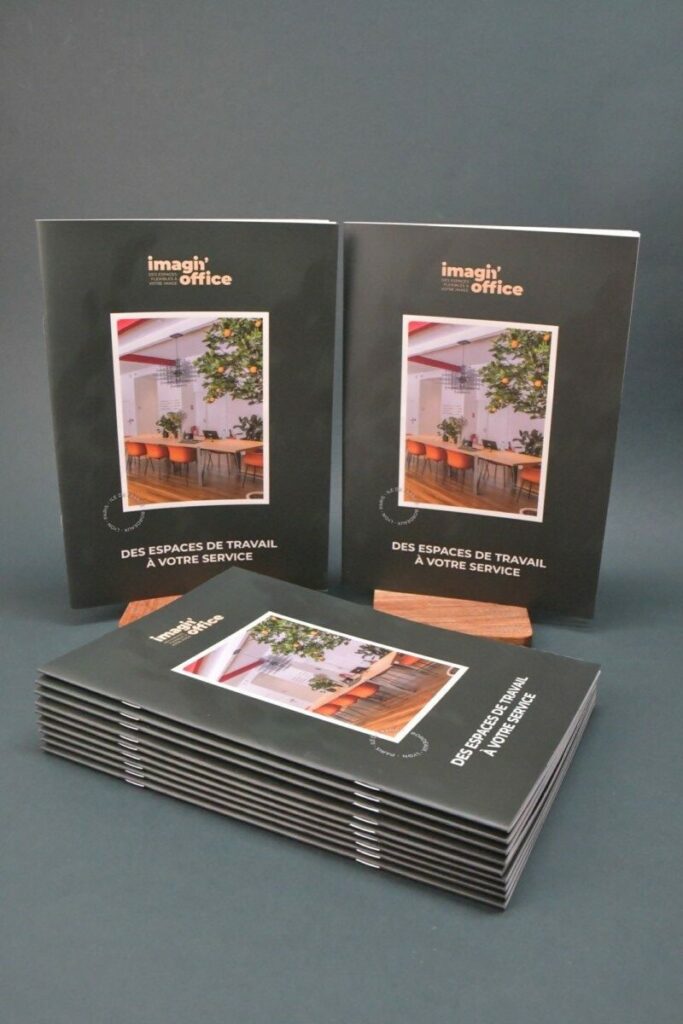 Brochures de présentation pour aménagement de bureaux – Pelliculage mat et vernis 3D – Reliure avec 2 agrafes metal