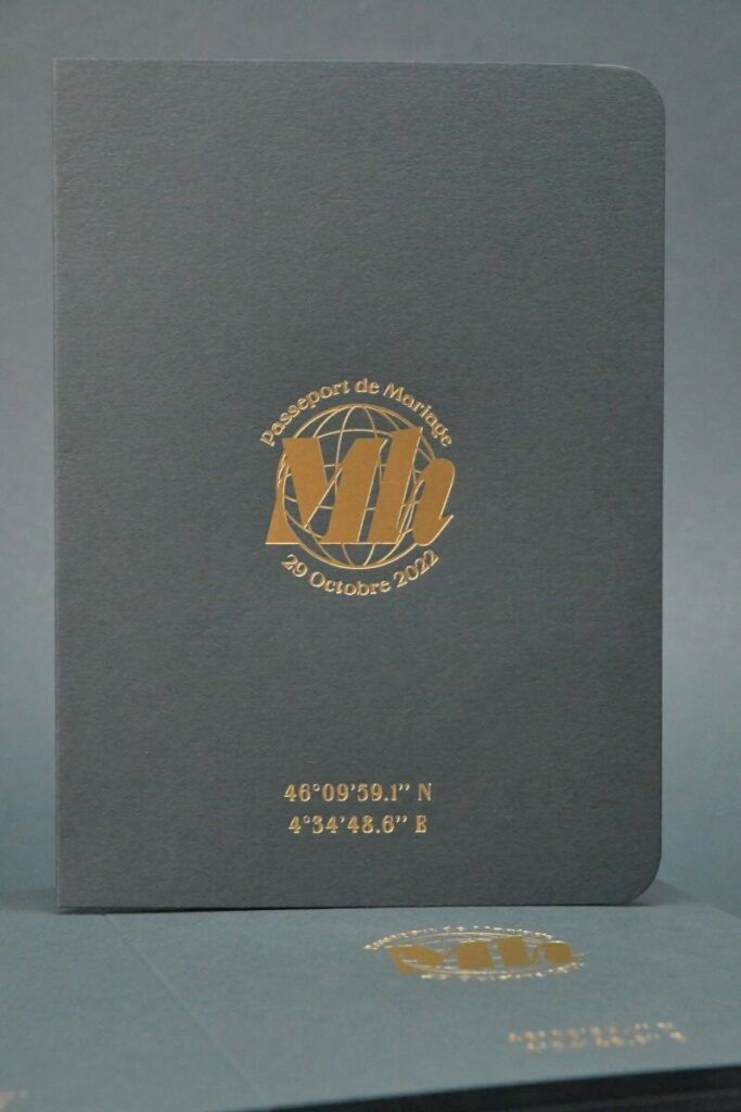 Passeport de mariage avec monogramme en marquage à chaud or mat – Colorplan racing green 350gr/m2 – 2 angles arrondis 9mm