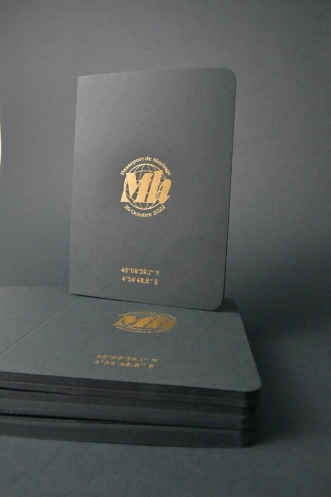 Passeport de mariage avec monogramme en marquage à chaud or mat – Colorplan racing green 350gr/m2 – 2 angles arrondis 9mm