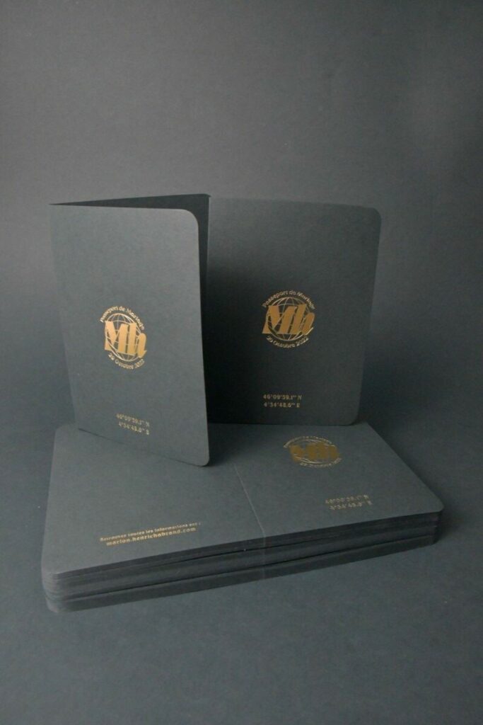 Passeport de mariage avec monogramme en marquage à chaud or mat – Colorplan racing green 350gr/m2 – 2 angles arrondis 9mm