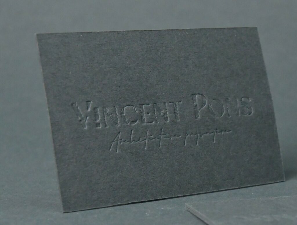 Carte de visite paysagiste – Contre collage duplex 540g – Colorplan Racing green – Débossage pur en creux avec micro texture – Marquage à chaud blanc brillant