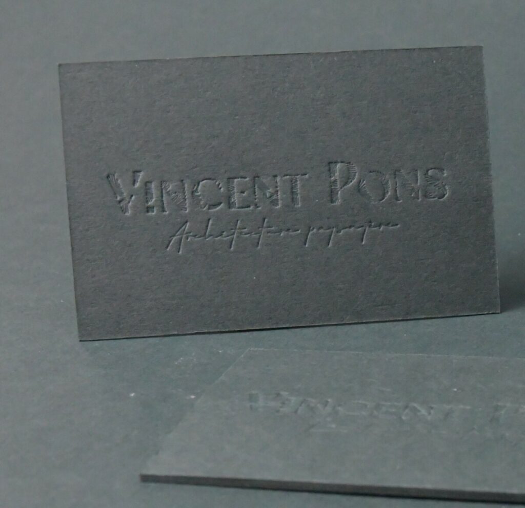 Carte de visite paysagiste – Contre collage duplex 540g – Colorplan Racing green – Débossage pur en creux avec micro texture – Marquage à chaud blanc brillant